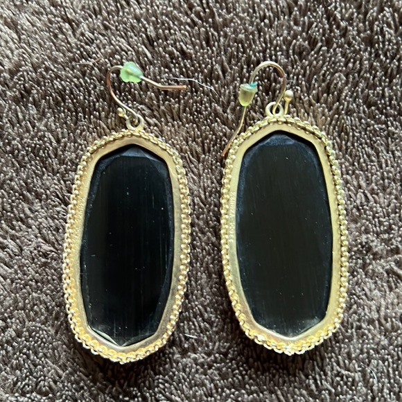 Kendra Scott black and gold dangle earrings
Approx 2” drop. Includes box/bag - Picture 2 of 2